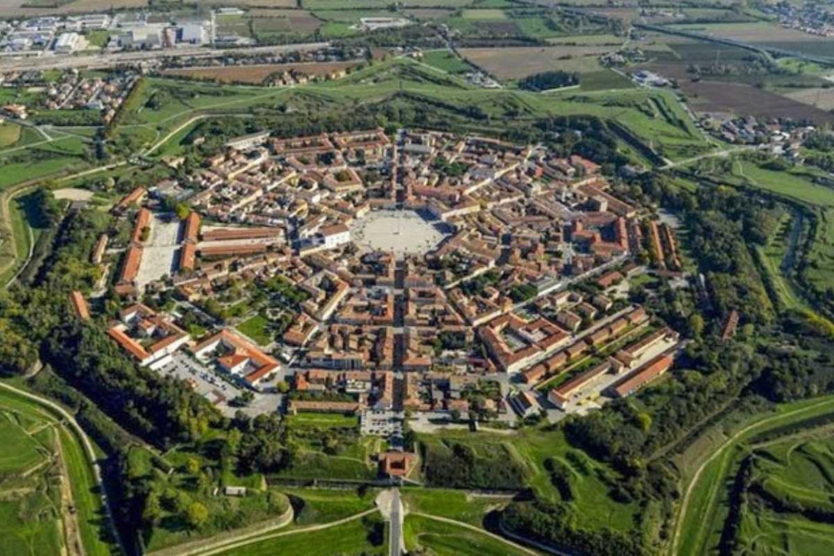 Vista del Giardino dei Giusti a Palmanova, un luogo di pace e bellezza
