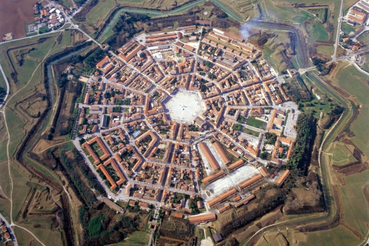 Vista panoramica di Palmanova, mostra la fortezza e la sua forma unica