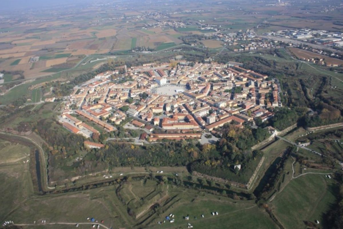 Vista panoramica di Palmanova con i suoi bastioni e le piazze storiche