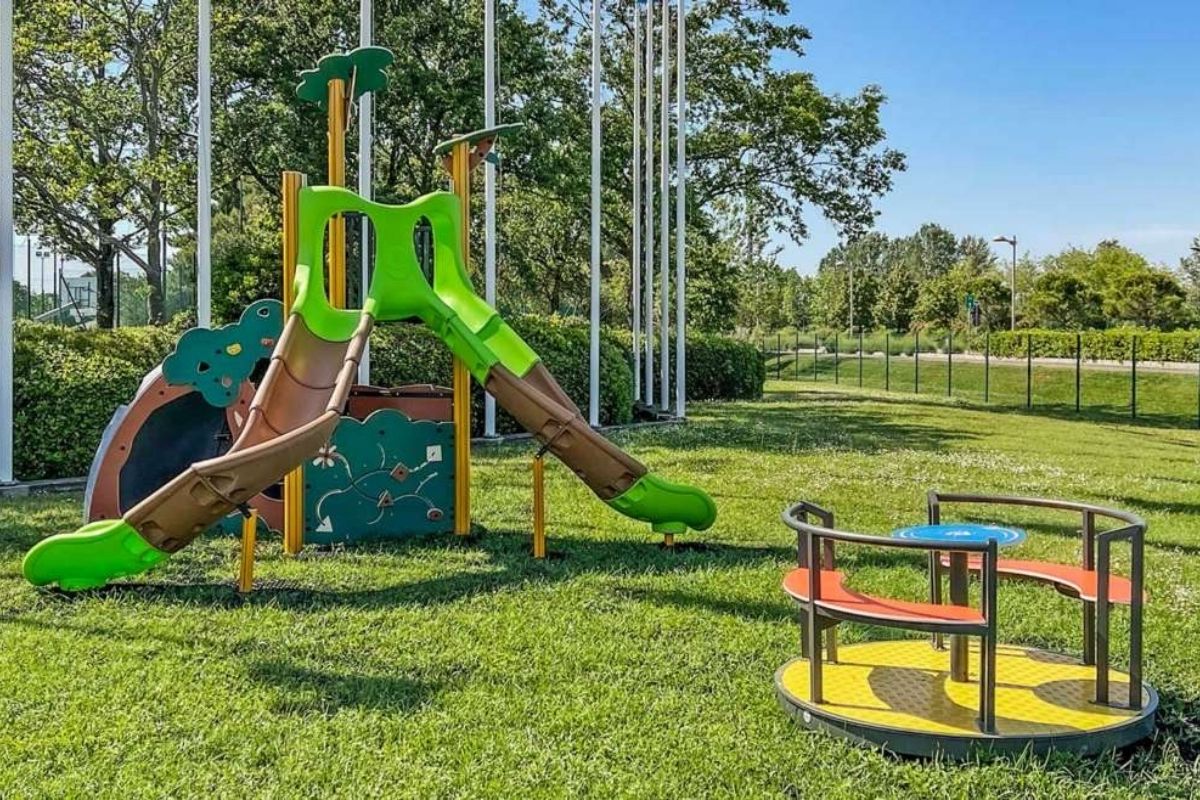 Giardini pubblici di Palmanova con attrezzature per il relax e giochi per bambini
