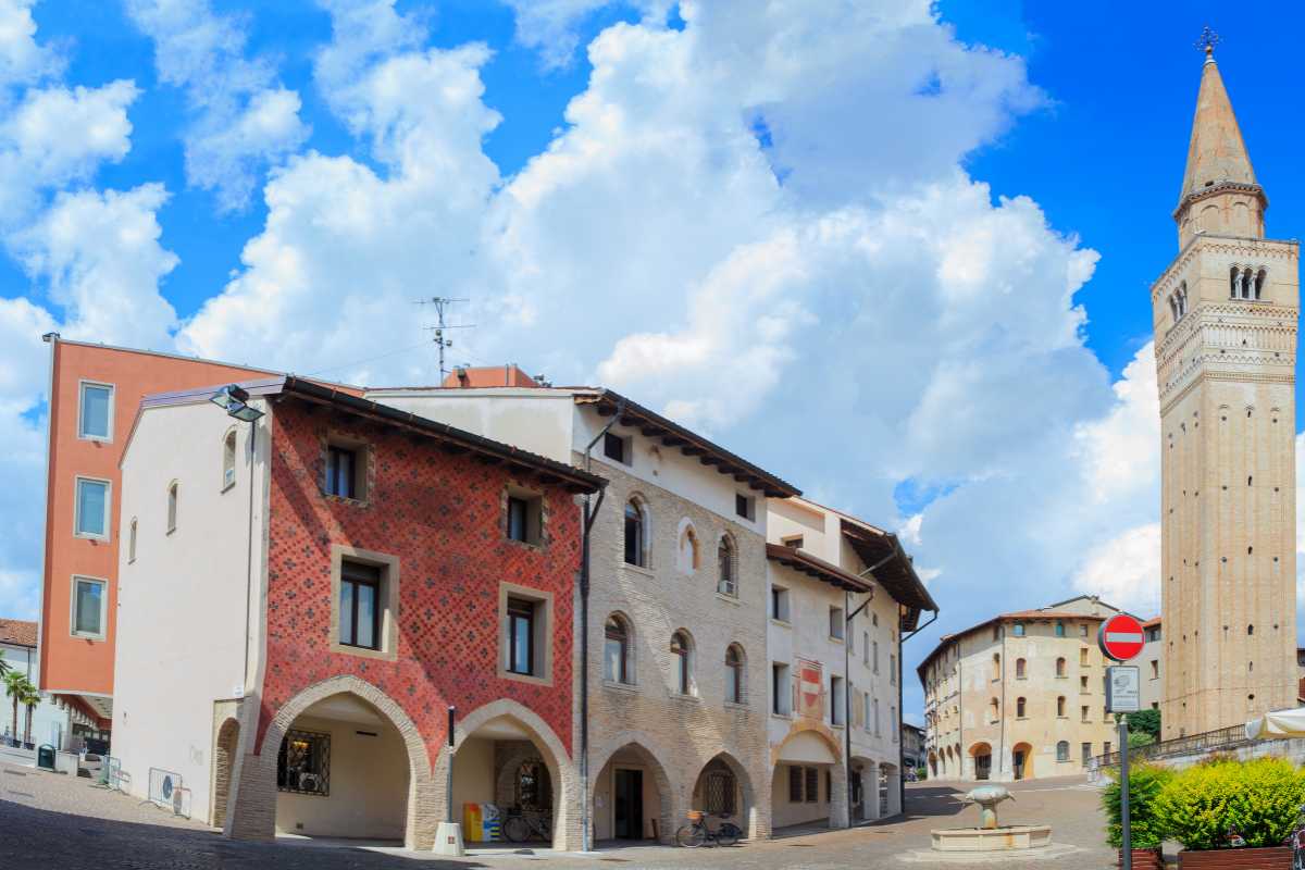 Panorama di Pordenone con i suoi portici e monumenti storici