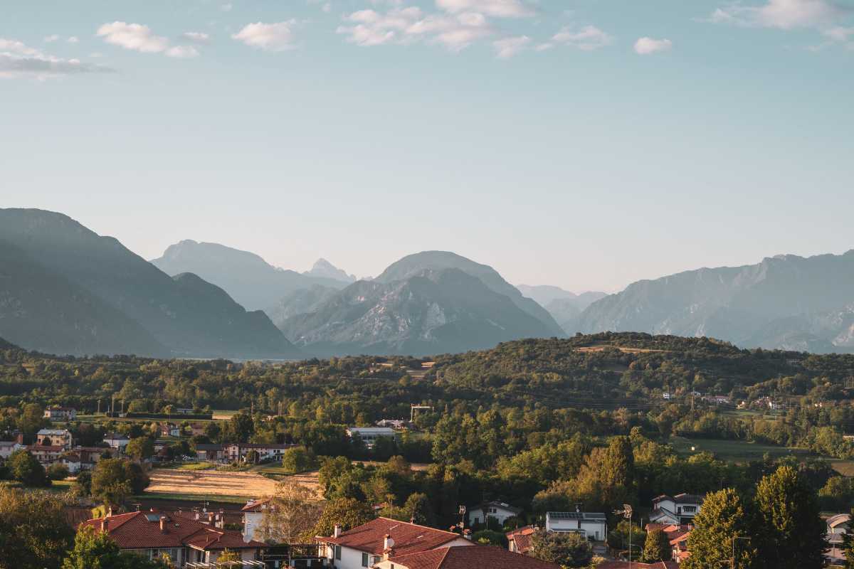 Vista panoramica di San Daniele del Friuli, includendo il suo centro storico e i paesaggi circostanti