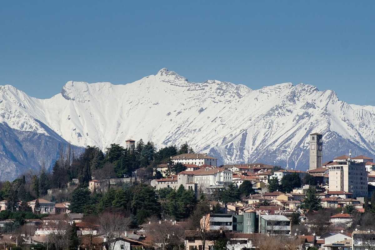 Dettagli architettonici e scorci di San Daniele del Friuli, inclusi i monumenti principali