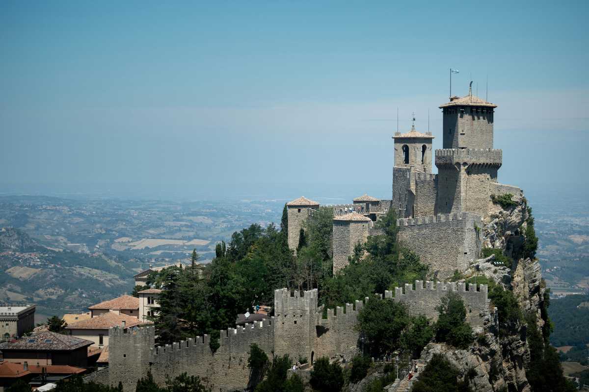 Vista di Piazza San Giacomo e delle osterie, cattura l'atmosfera vivace della vita locale