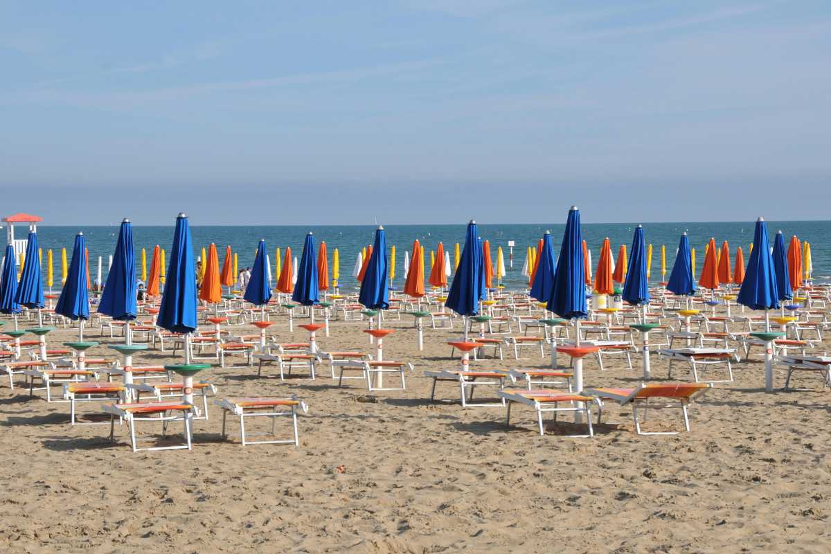 Una vista panoramica su Lignano Sabbiadoro con il mare e la spiaggia, evidenziando la tradizione gastronomica