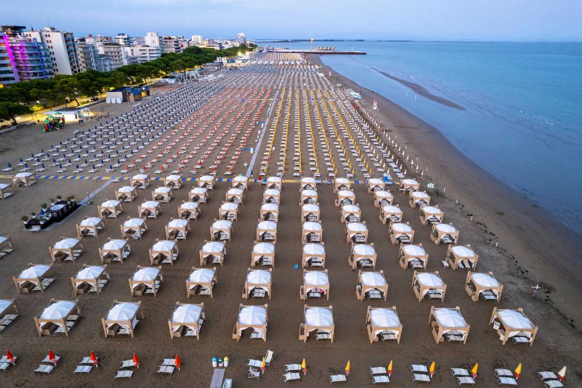 Un chiosco di street food sulla spiaggia di Lignano Sabbiadoro, con cibo fresco e colorato