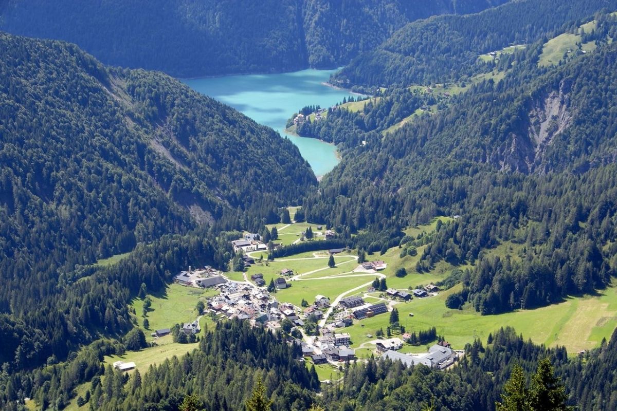 Vista panoramica di Sauris con focus sulla gastronomia locale, inclusi piatti tipici e prosciutto affumicato