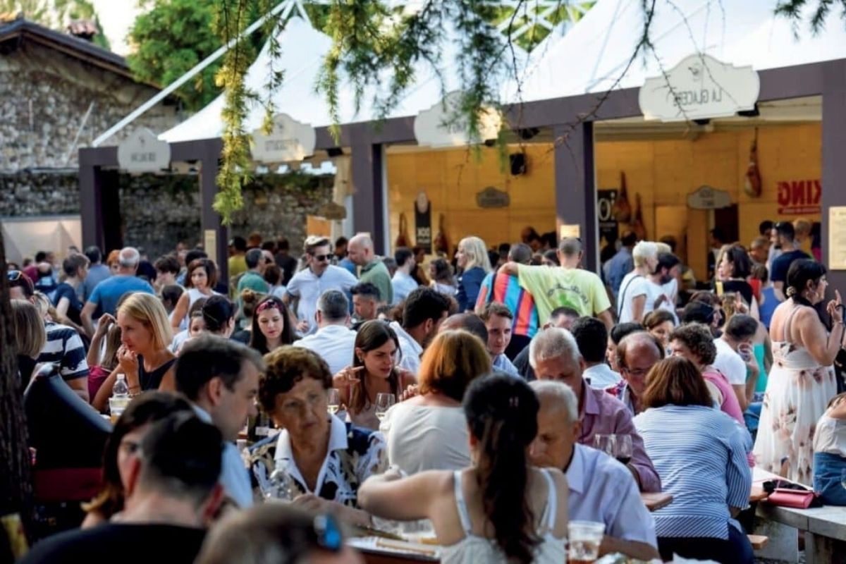 Sagra del Prosciutto con persone che gustano i piatti tipici