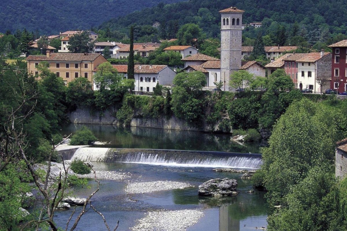 Vista panoramica di San Daniele del Friuli con il prosciutto in primo piano