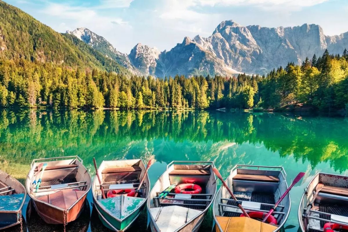 Vista panoramica di Tarvisio con le montagne e i Laghi di Fusine