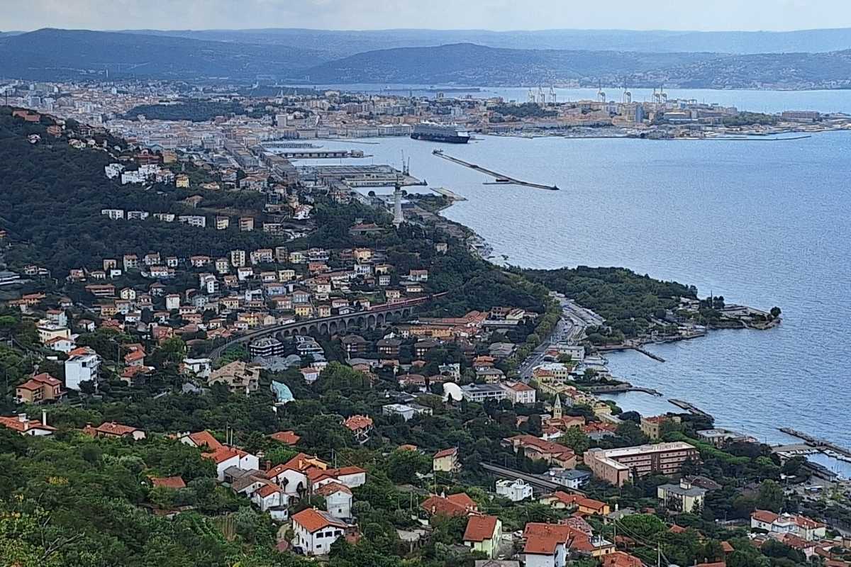 Celebrazione della Barcolana con barche a vela nel Golfo di Trieste