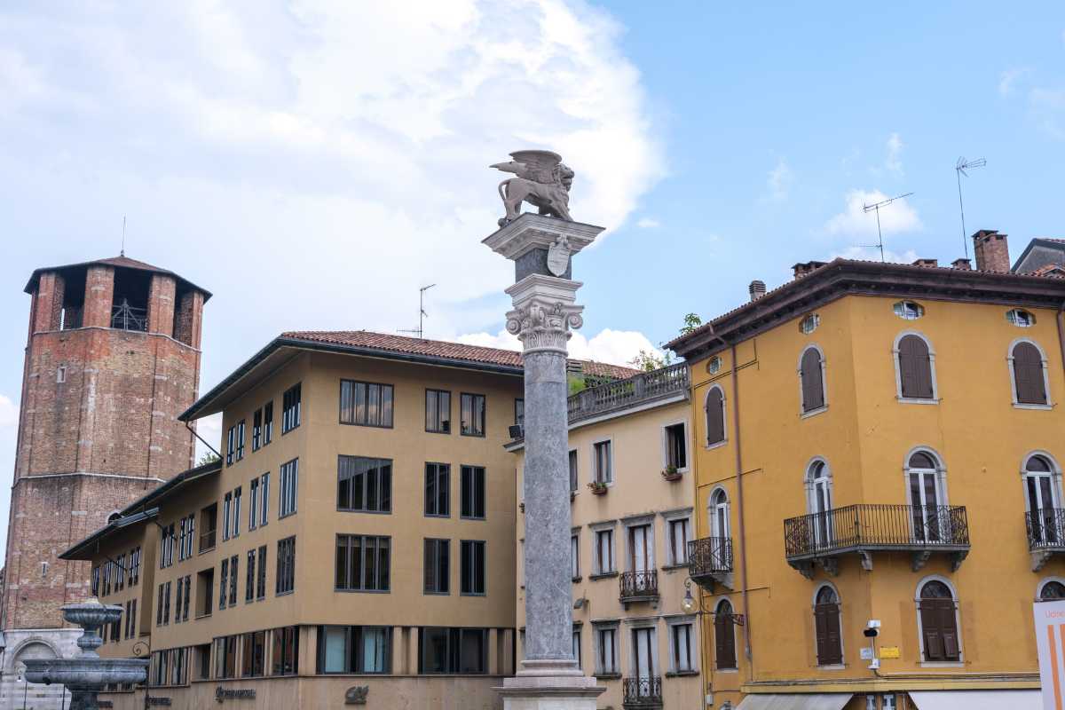 Vista di Piazza Libertà e delle osterie di Udine