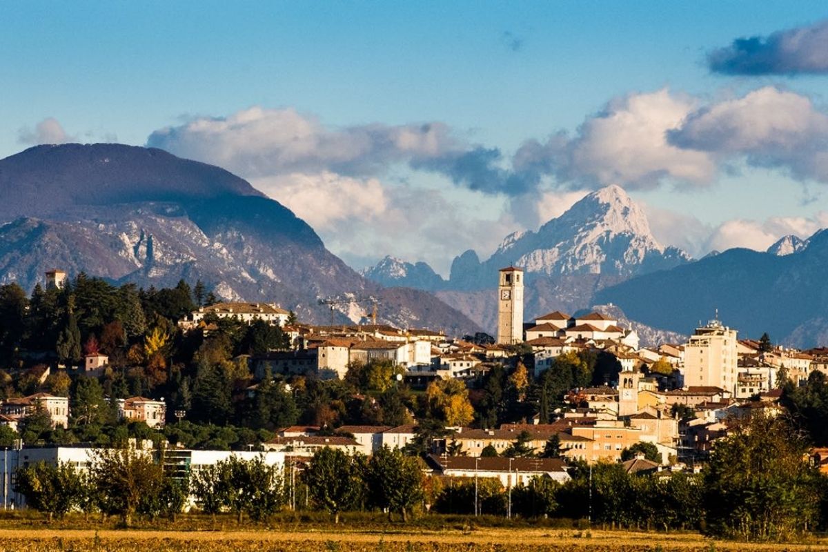 Vista panoramica di San Daniele del Friuli, enfatizzando l'architettura storica e i paesaggi circostanti