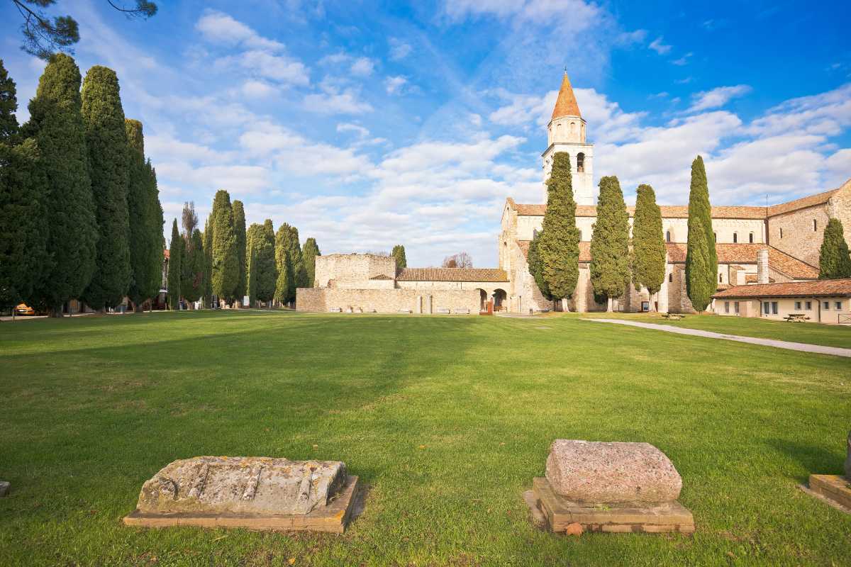 Veduta panoramica di Aquileia, evidenziando i mosaici e il foro romano.
