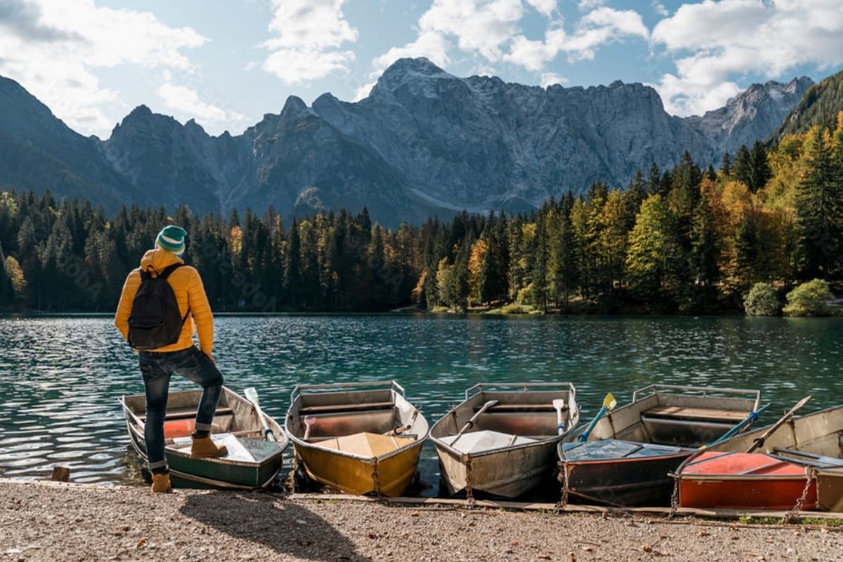 Escursionisti sul sentiero dei Laghi di Fusine