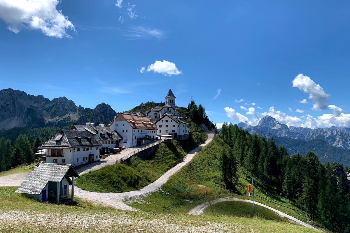 Panorama di Tarvisio con le Alpi Giulie sullo sfondo