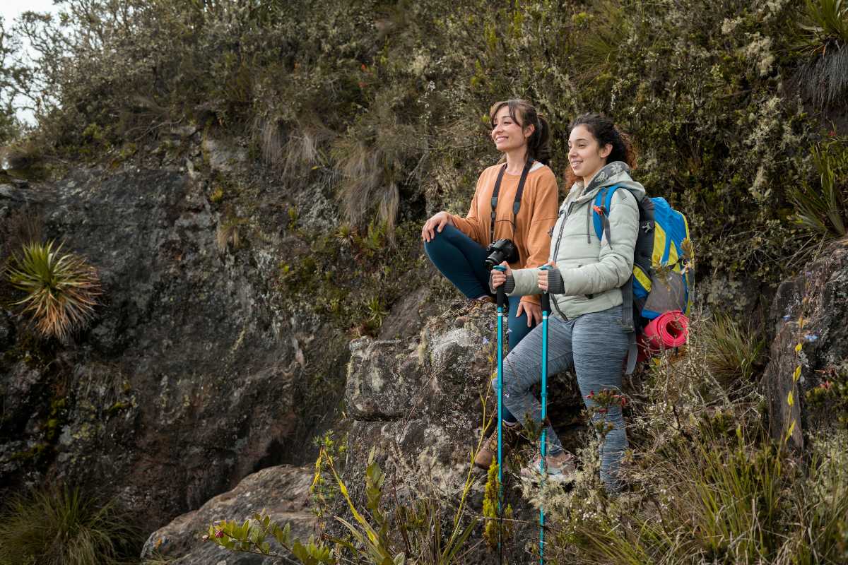 Famiglie che esplorano un sentiero vicino a Gorizia, evidenziando la natura e i bambini