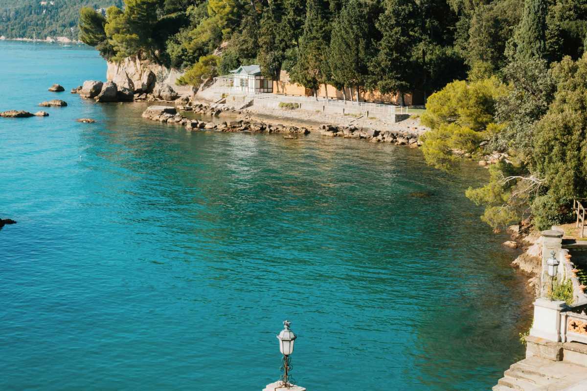 Sentiero panoramico con vista su Trieste e natura circostante