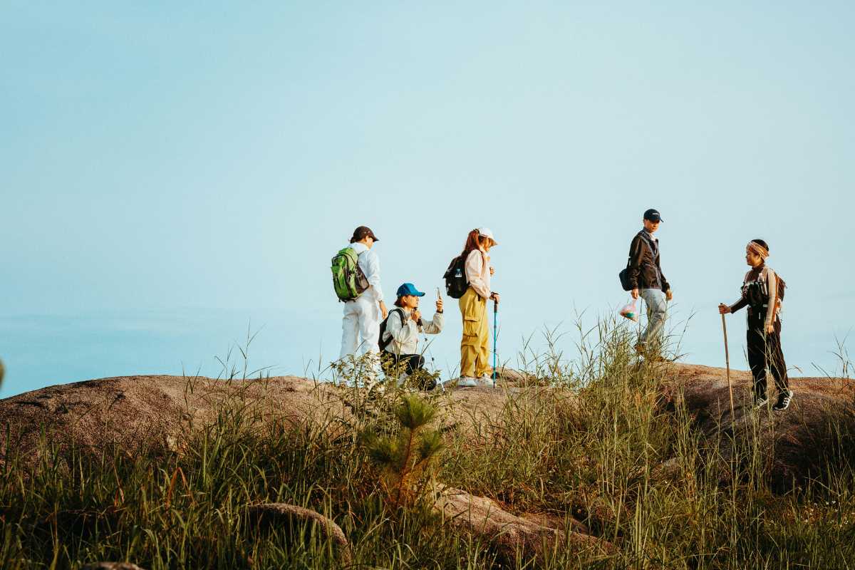 Famiglia in escursione nei sentieri intorno ad Aquileia, con bambini che esplorano la natura