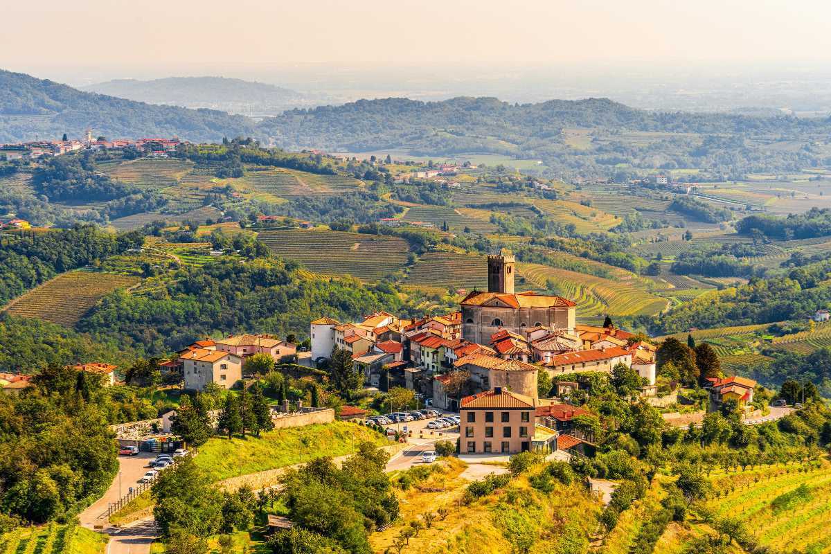 Interno di un ristorante tipico a Gorizia con piatti locali