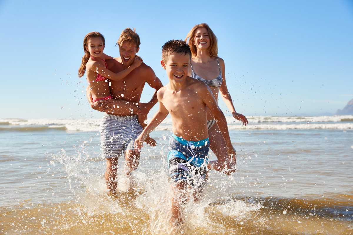 Bambini che si divertono in un parco acquatico a Lignano Sabbiadoro