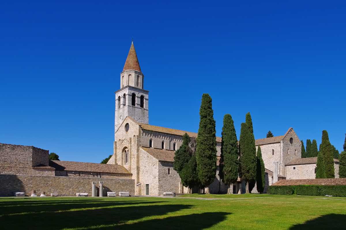 Giardini e aree verdi di Aquileia con la basilica sullo sfondo