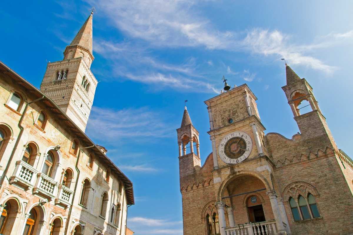 Vista del Corso porticato rinascimentale di Pordenone con famiglie che passeggiano