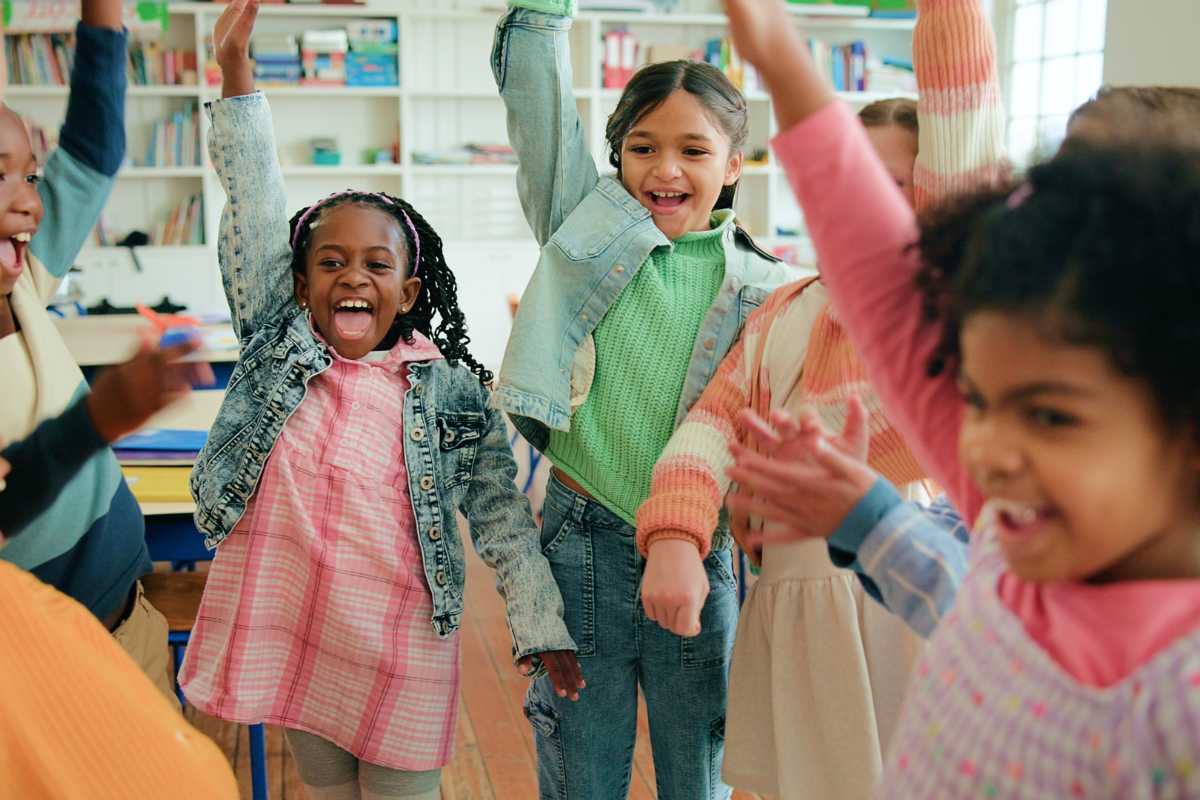 Bambini che partecipano a un laboratorio creativo al museo di Pordenone