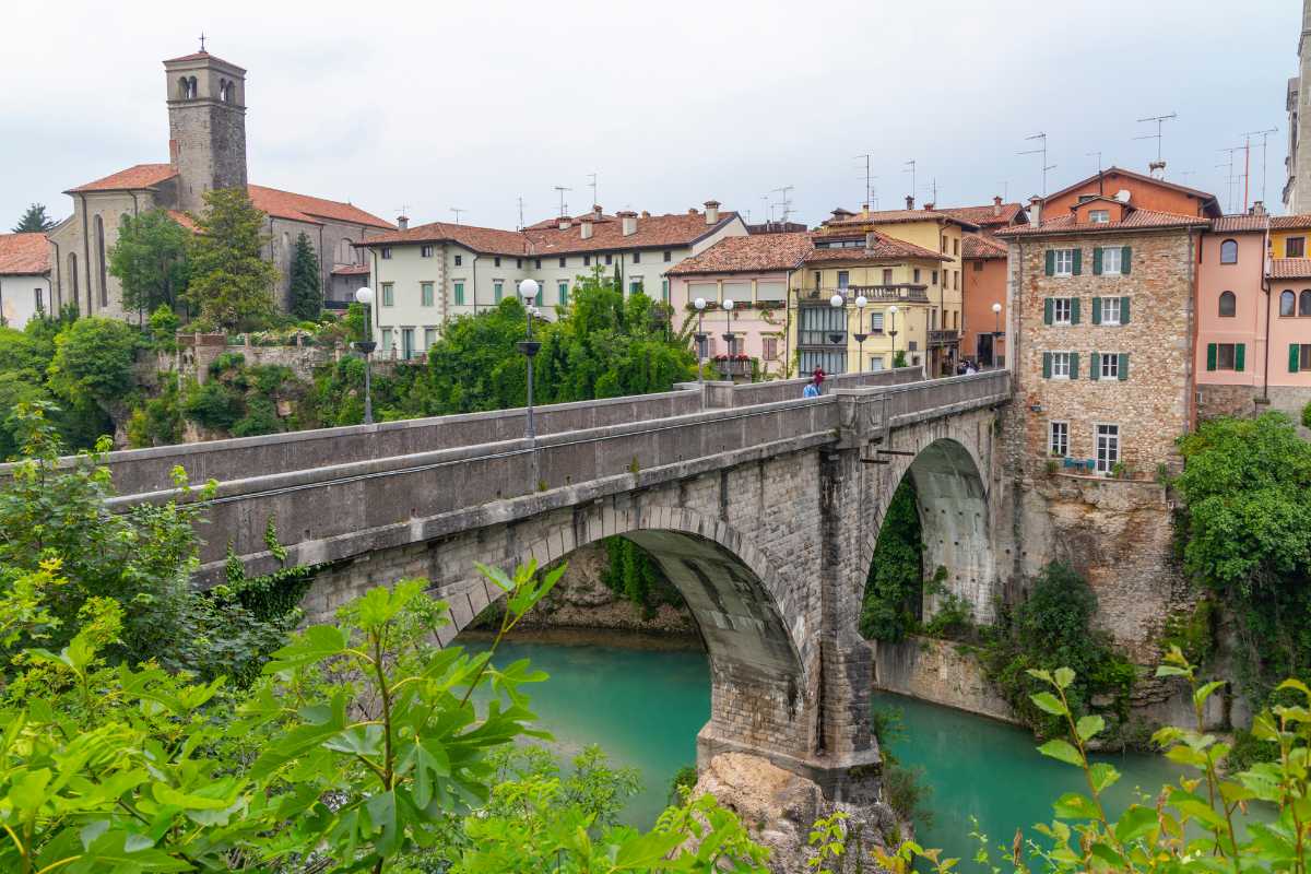 Vista panoramica di Cividale del Friuli con il Tempietto Longobardo e il Ponte del Diavolo
