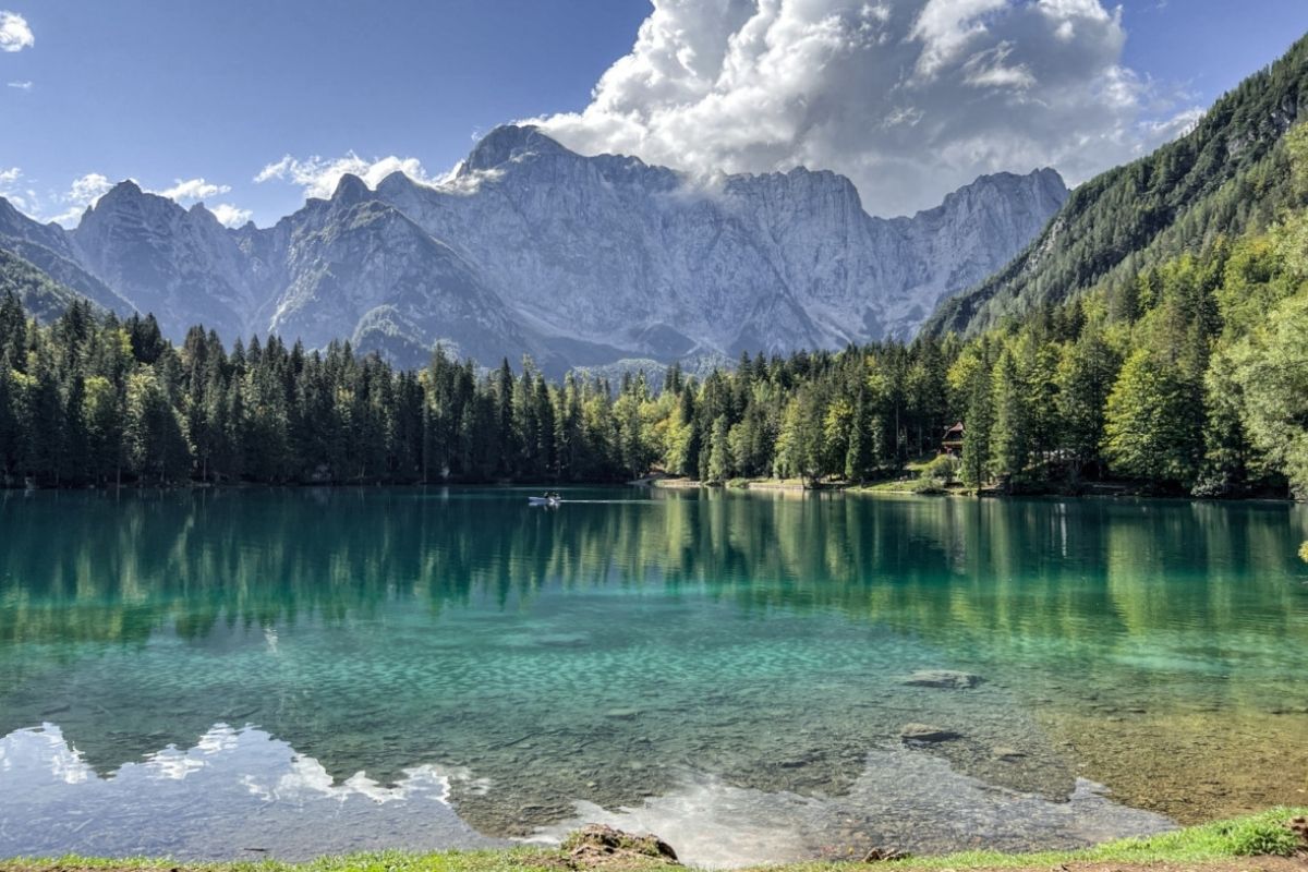 Laghi di Fusine con montagne sullo sfondo