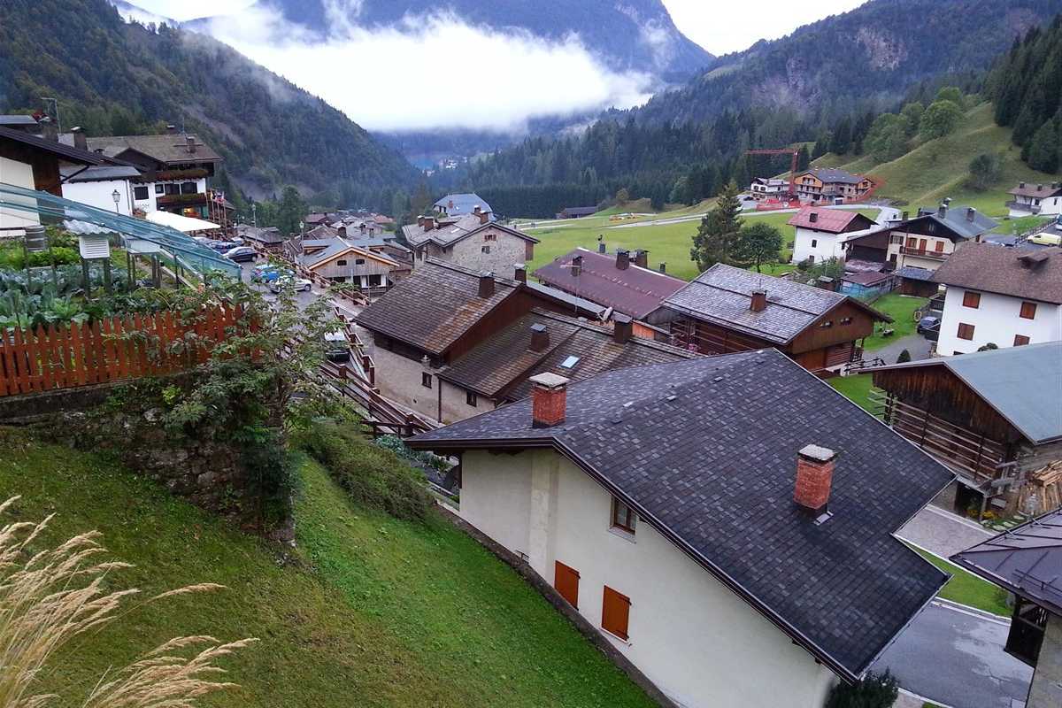 Panorama di Sauris con famiglie in montagna, includi attività sulla neve
