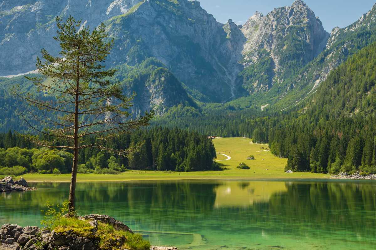 Panorama di Tarvisio con le montagne e i laghi, evidenziando la bellezza naturale della zona
