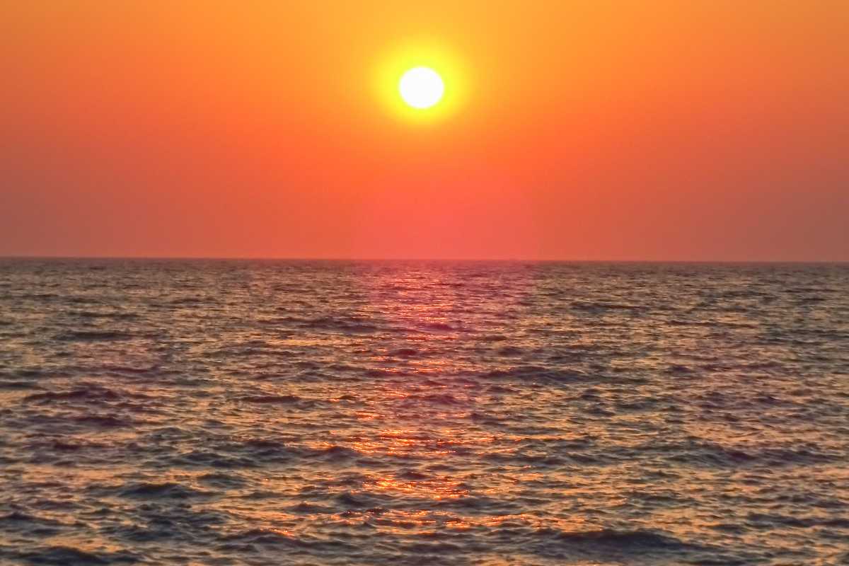 Spiaggia di Barcola al tramonto con persone che si godono la vista