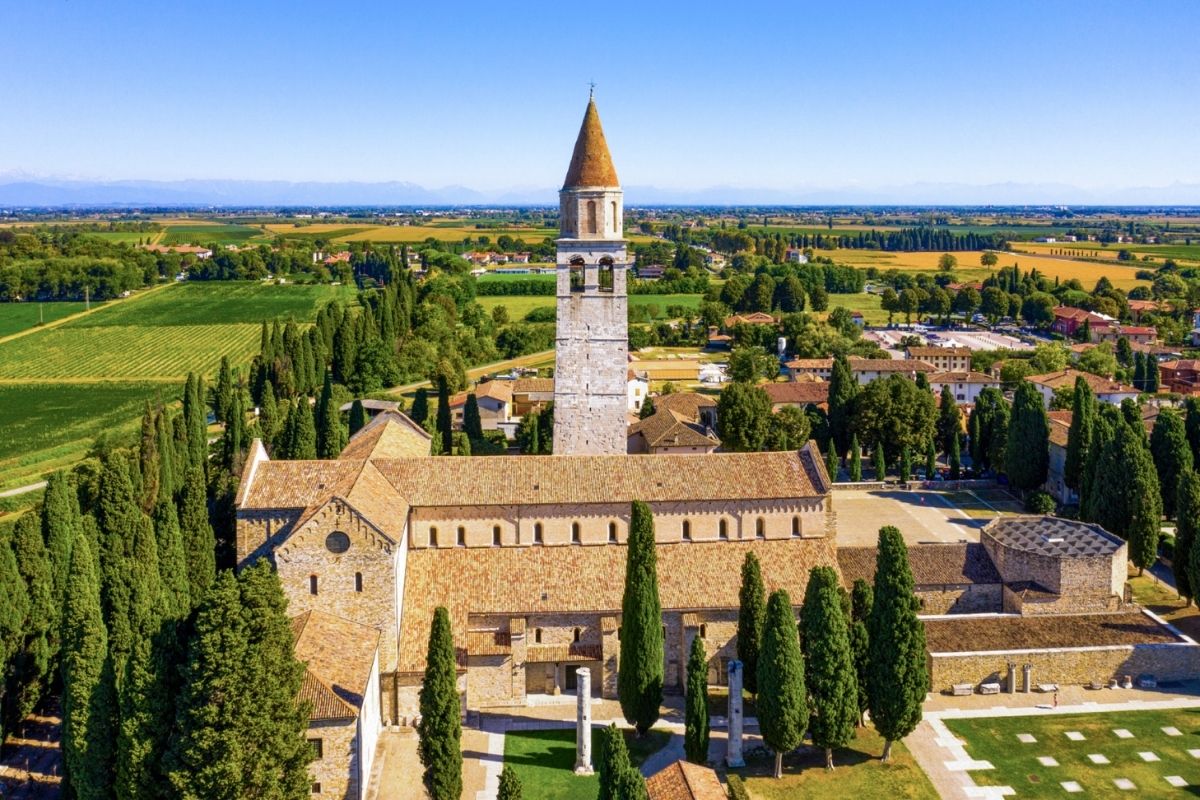 Veduta panoramica di Aquileia con mosaici e rovine romane