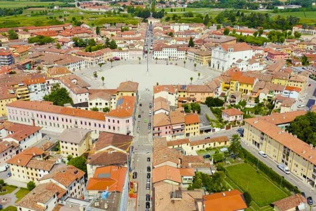 Vista panoramica della fortezza stellata di Palmanova, evidenziando la sua forma unica e le mura storiche