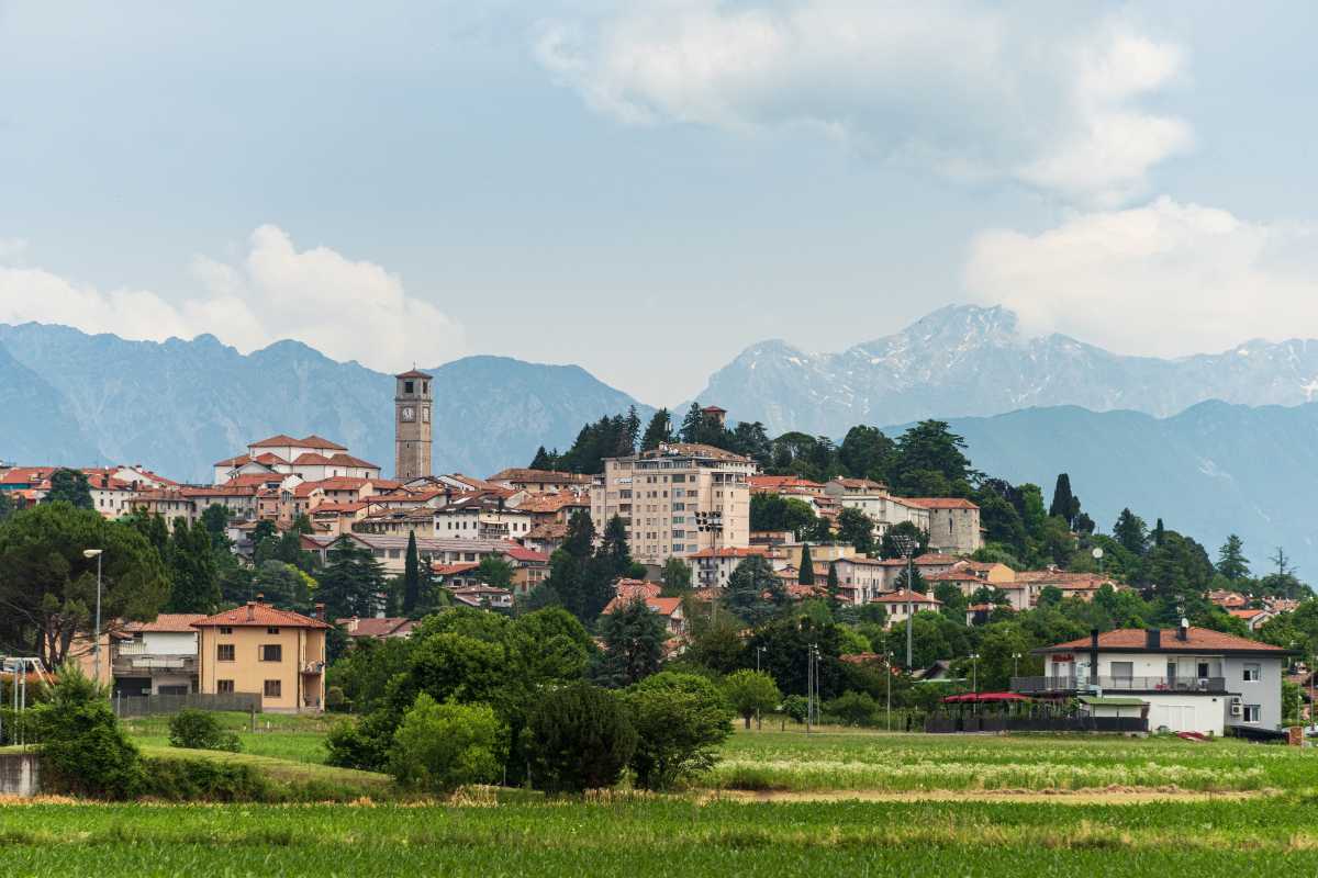 Vista panoramica di San Daniele del Friuli, evidenziando il paesaggio collinare e il centro storico.