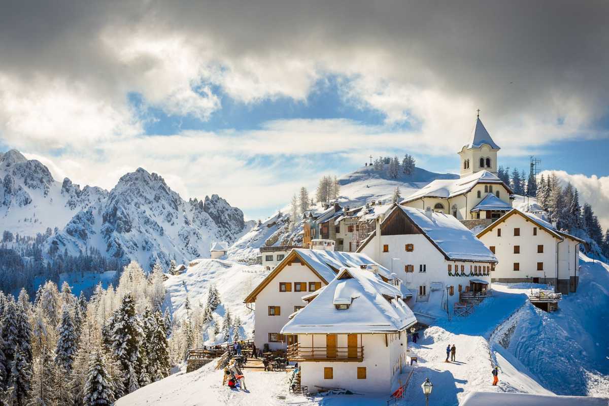 Sentiero panoramico con vista sui Laghi di Fusine e le montagne
